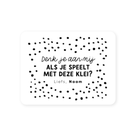 70x54mm gepersonaliseerde sticker • Denk je aan mij als je speelt met deze klei? Liefs, Naam