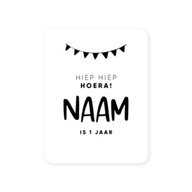 54x70mm gepersonaliseerde sticker • Hiep hiep hoera! Naam is .. jaar