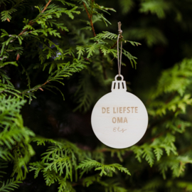 Gepersonaliseerde kerstbal gegraveerd • De liefste oma Naam