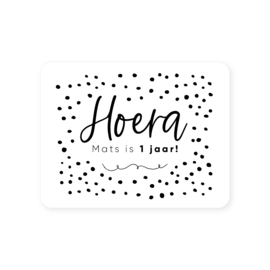 70x54mm gepersonaliseerde sticker • Hoera naam is .. jaar!