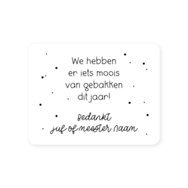 70x54mm gepersonaliseerde sticker • We hebben er iets moois van gebakken dit jaar! Bedankt juf/meester Naam