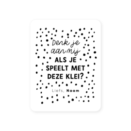 54x70mm gepersonaliseerde sticker • Denk je aan mij als je speelt met deze klei? Liefs, Naam