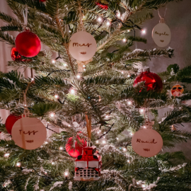 Gepersonaliseerde kerstbal gegraveerd • Naam met takje