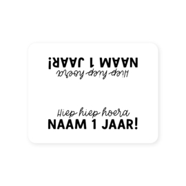 Gepersonaliseerde sticker • Hiep hiep hoera Naam .. jaar! • Dubbel, horizontaal // 54x70mm