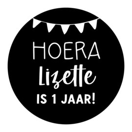 40mm rond gepersonaliseerde sticker • Hoera Naam is 0 jaar!