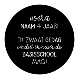 40mm rond gepersonaliseerde sticker • Hoera Naam 4 jaar! Ik zwaai gedag omdat ik naar de basisschool mag! Liefs, Naam