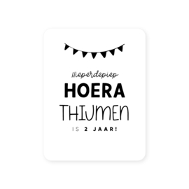 54x70mm gepersonaliseerde sticker • Hieperdepiep hoera! Naam is .. jaar