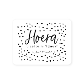 70x54mm gepersonaliseerde sticker • Hoera naam is .. jaar!