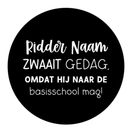 40mm rond gepersonaliseerde sticker • Ridder Naam zwaait gedag, omdat hij/zij naar de basisschool mag!