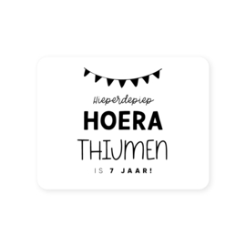 70x54mm gepersonaliseerde sticker • Hieperdepiep hoera! Naam is .. jaar