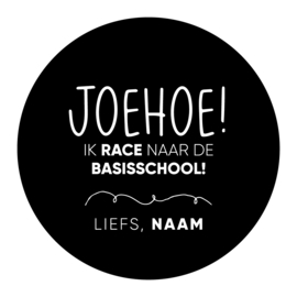 40mm rond gepersonaliseerde sticker • Joehoe! Ik race naar de basisschool! Liefs/Groetjes, Naam