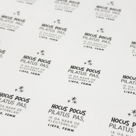 40mm rond gepersonaliseerde sticker • Hocus pocus pilatus pas, ik ga naar de kleuterklas! Liefs, Naam