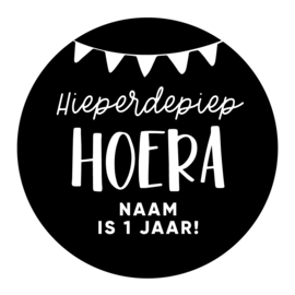 40mm rond gepersonaliseerde sticker • Hieperdepiep hoera Naam is 1 jaar!