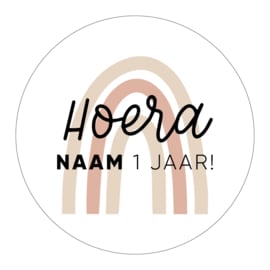 40mm rond gepersonaliseerde sticker • Hoera Naam 0 jaar! - Regenboog roze