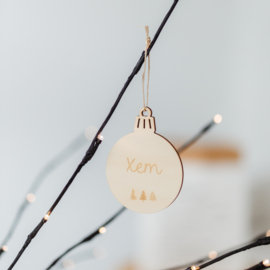 Gepersonaliseerde kerstbal gegraveerd • Naam met kerstbomen