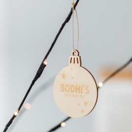 Gepersonaliseerde kerstbal gegraveerd • Naam eerste kerst - sterren