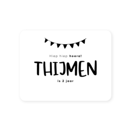 70x54mm gepersonaliseerde sticker • Hiep hiep hoera! Naam is .. jaar