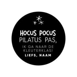 40mm rond gepersonaliseerde sticker • Hocus pocus pilatus pas, ik ga naar de kleuterklas! Liefs, Naam