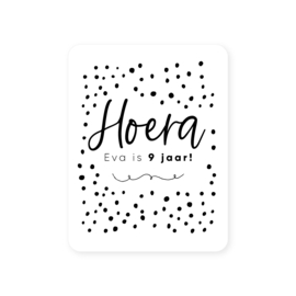 54x70mm gepersonaliseerde sticker • Hoera naam is .. jaar!