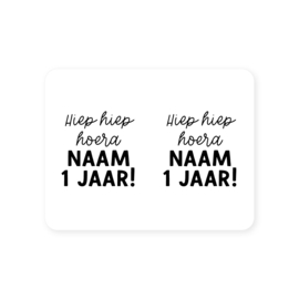 Gepersonaliseerde sticker • Hiep hiep hoera Naam .. jaar! • Dubbel, verticaal // 54x70mm