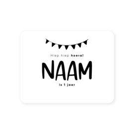 70x54mm gepersonaliseerde sticker • Hiep hiep hoera! Naam is .. jaar