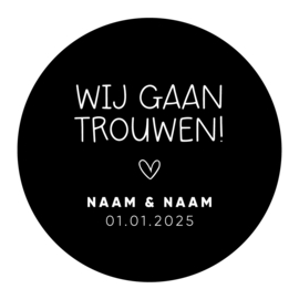 40mm rond gepersonaliseerde sticker • Wij gaan trouwen! Naam & Naam + datum | Versie 1