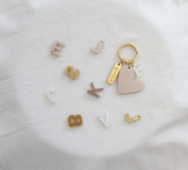 KEYCHAIN.02.GOLD.1LETTER