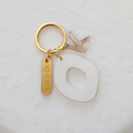 KEYCHAIN.01.GOLD.1LETTER