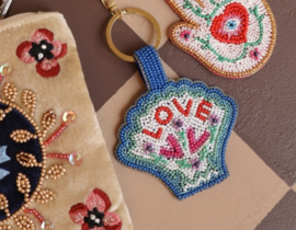 All The Luck In The World - Sleutelhanger Met Kraaltjes Love Schelp