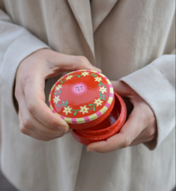 All The Luck In The World - Rond Doosje met Bloemen en Zonnetjes