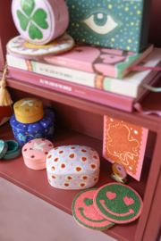 All the luck in the World - Onderzetter Roze Smiley Groene Ogen