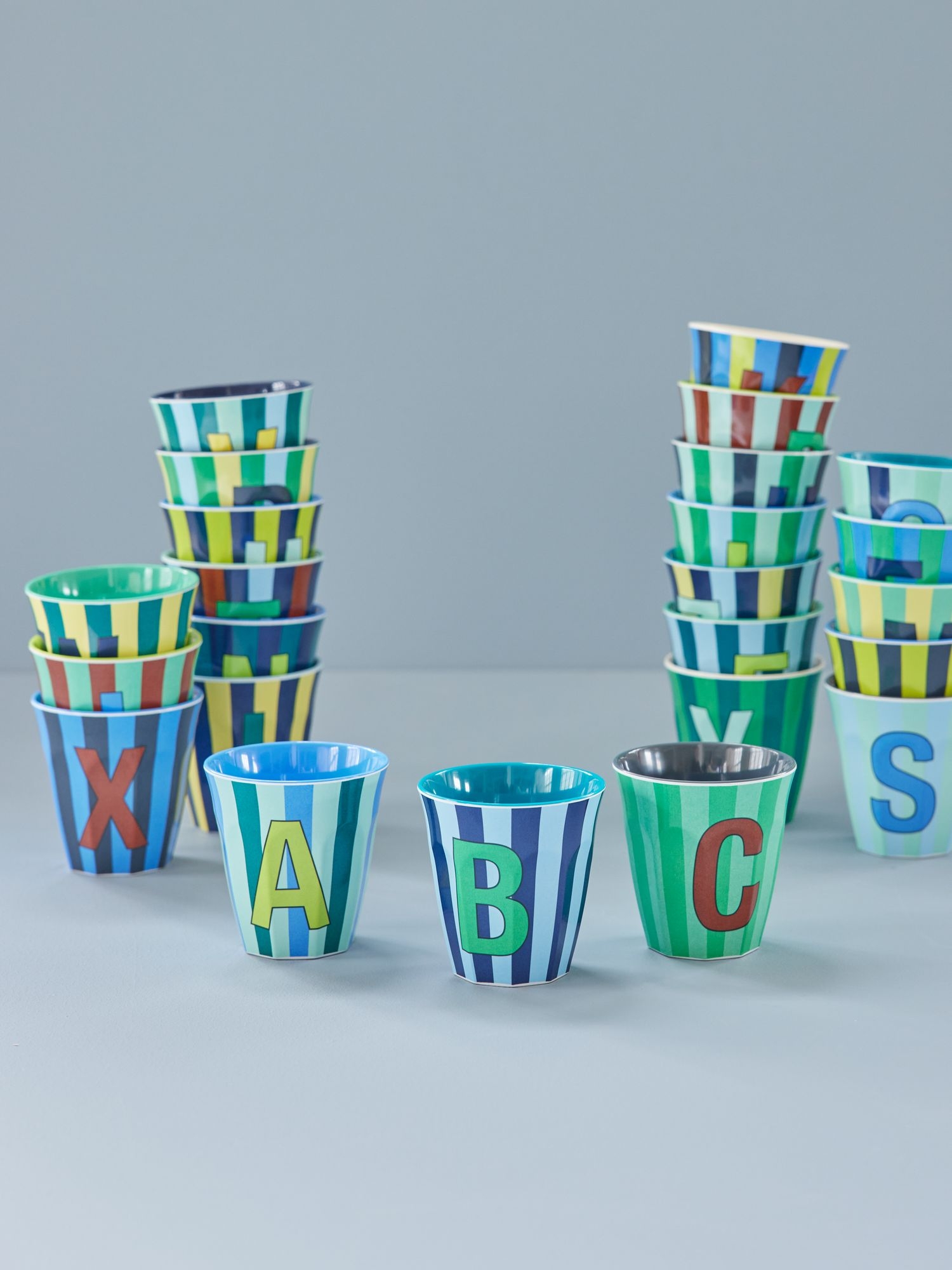 Rice- Melamine alfabet beker – Meerkleurig blauwe strepen