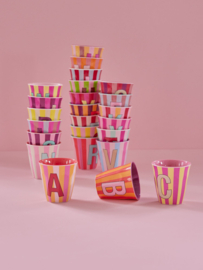 Rice - Melamine alfabet beker – Meerkleurig roze strepen