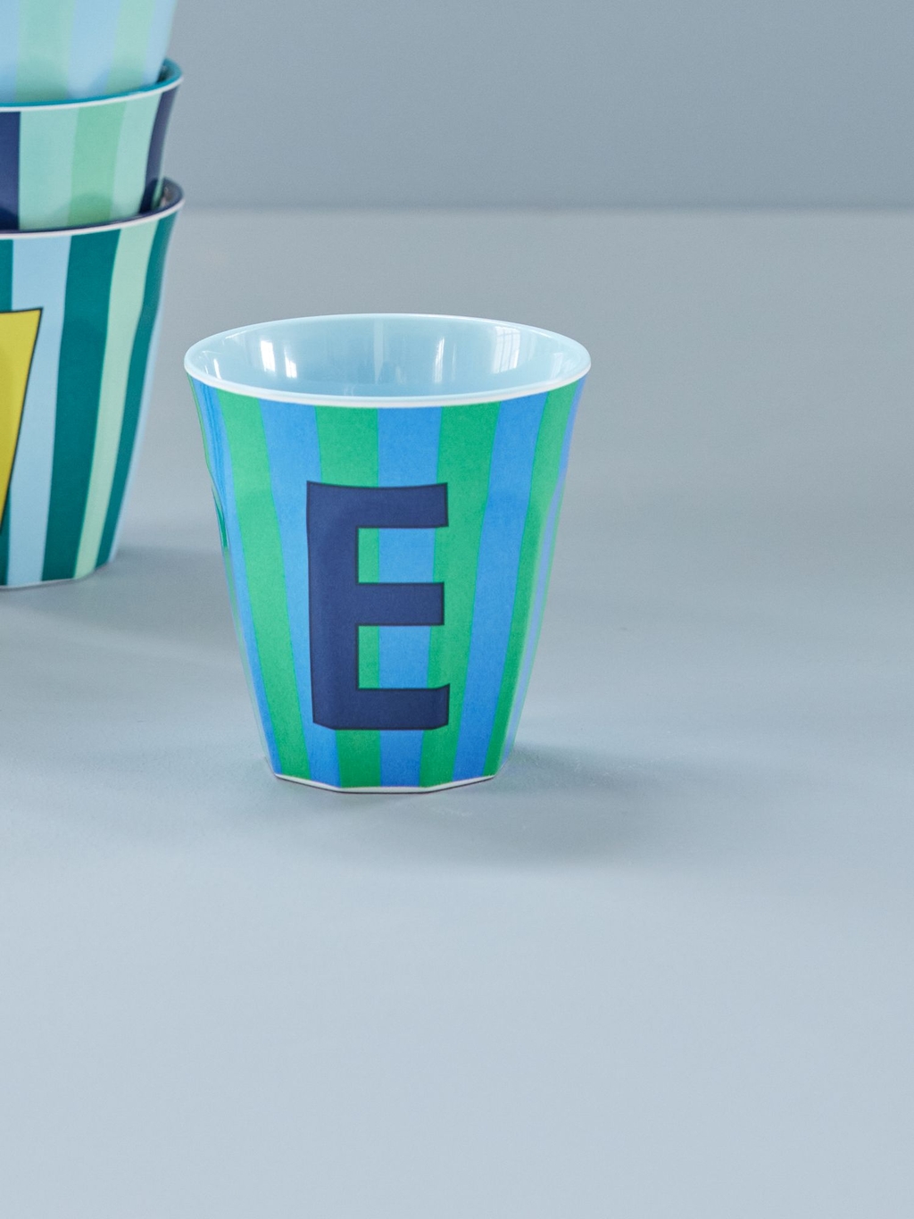 Rice- Melamine alfabet beker – Meerkleurig blauwe strepen