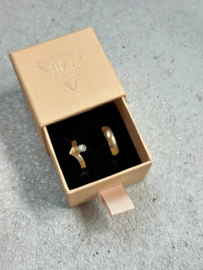 Elegante trouwringen V-vorm