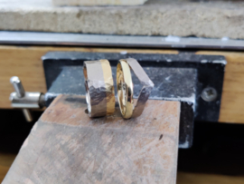 Trouwringen 'Rough Hammer' V-ring