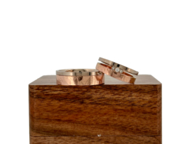 Strak&Structuur bicolor trouwringen