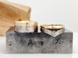 Trouwringen 'Rough Hammer' V-ring