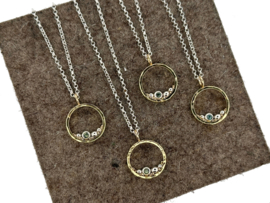 4 Zussen, 4 hangers