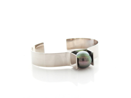 Captive Tahiti pearl