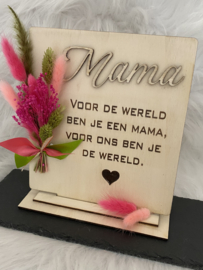 Bord MAMA met droogbloemen.