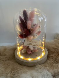 Glas stolp met led-verlichting en droogbloemen