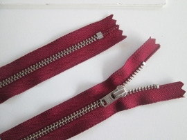 YKK Broekritsen   Zilverkleurige tanden  Bordeaux rood Kleurnr. 527