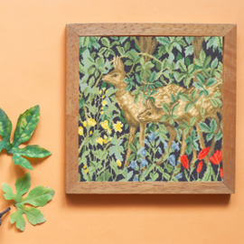Borduurpakket Henry Dearle - Greenery Deer - Bothy Threads    bt-xac17