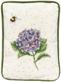 Petit Point borduurpakket Hannah Dale - The Busy Bee Tapestry - Bothy Threads    bt-thd75