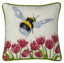 Borduurpakket Hannah Dale Tapestries - Flight Of The Bumble Bee Tapestry - Bothy Threads    bt-thd41