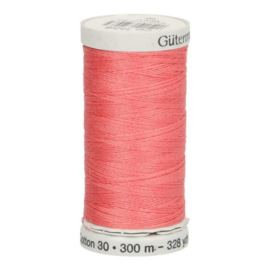 Gutermann naaigaren cotton 30 / 300 meter  1558 / donker roze