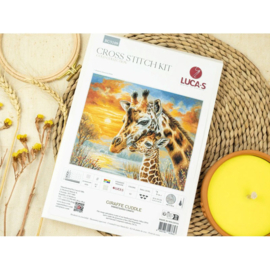 Borduurpakket Giraffe Cuddle - Luca-S     ls-bu5109
