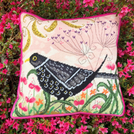 Petit Point borduurpakket Linda Hoskin - Blackbird Tapestry - Bothy Threads    bt-tlh01