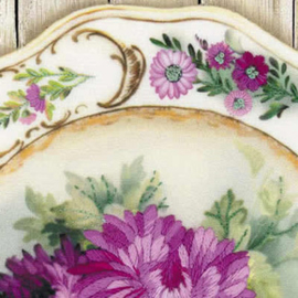 Borduurpakket Plate with Chrysanthemums - Satin Stitch - RIOLIS    ri-pt0076